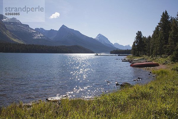 Morgen  Beleuchtung  Licht  Küste  See  Nordamerika  Kanu  Rocky Mountains  Maligne Lake  Jasper Nationalpark  UNESCO-Welterbe  British Columbia  Kanada