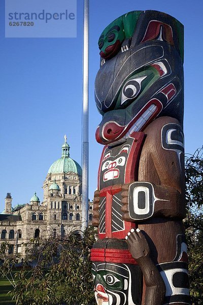 Totem Pole and Parliament Building  Victoria  Vancouver Island  British Columbia  Canada  North America