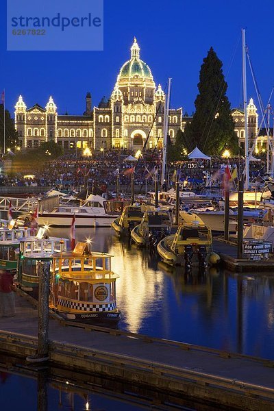 Binnenhafen  Hafen  Nacht  Gebäude  Parlamentsgebäude  Nordamerika  British Columbia  Kanada  Vancouver Island