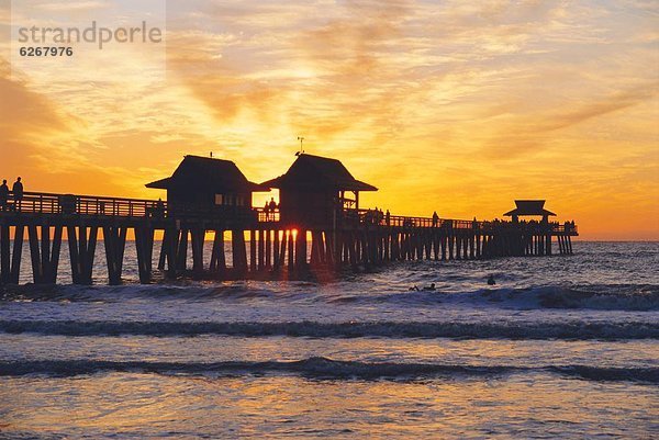 Vereinigte Staaten von Amerika  USA  Mensch  Menschen  geselliges Beisammensein  Sonnenuntergang  Kai  Florida  Neapel