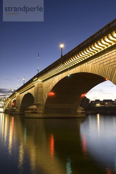 London Bridge in den späten Abend  Havasu  Arizona  Vereinigte Staaten von Amerika  Nordamerika