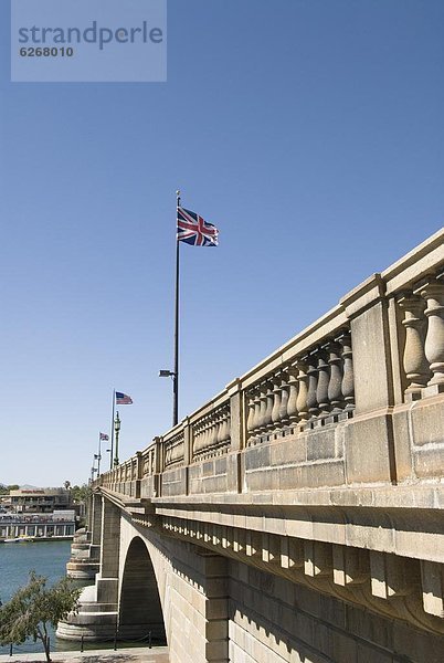 London Bridge mit britischen Flagge im Vordergrund  Havasu  Arizona  Vereinigte Staaten von Amerika  Nordamerika