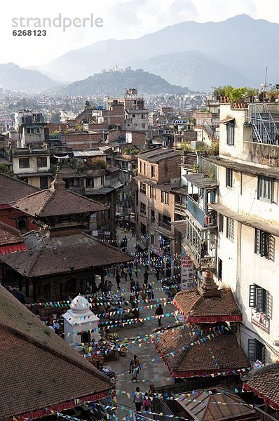 Kathmandu Hauptstadt Dach nahe über Straße Berggipfel Gipfel Spitze Spitzen Quadrat Quadrate quadratisch quadratisches quadratischer Ansicht Asien schmal Nepal Swayambhunath