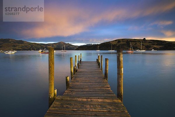 nebeneinander neben Seite an Seite Hafen Morgen Ignoranz früh Steg Pazifischer Ozean Pazifik Stiller Ozean Großer Ozean neuseeländische Südinsel Akaroa Neuseeland