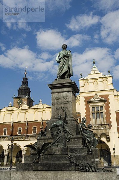 Statue des romantischen Dichters Mickiewicz vor die Tuchhallen (Tuchhallen)  Marktplatz (Rynek Glowny)  Old Town District (Stare Miasto)  Krakow (Krakau)  UNESCO Weltkulturerbe  Polen  Europa