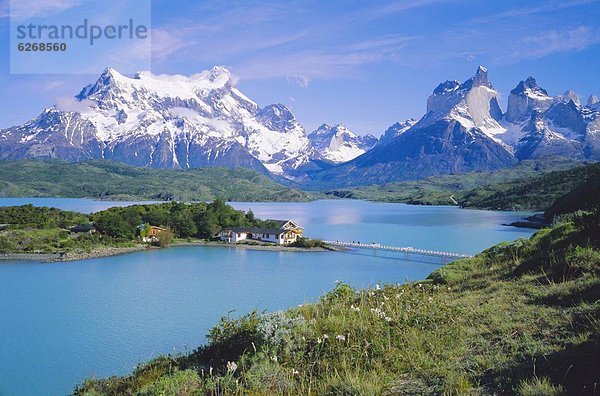 Hotel  Lake Pehoe  See  Cerro Paine Grande  Chile  links  Patagonien  rechts