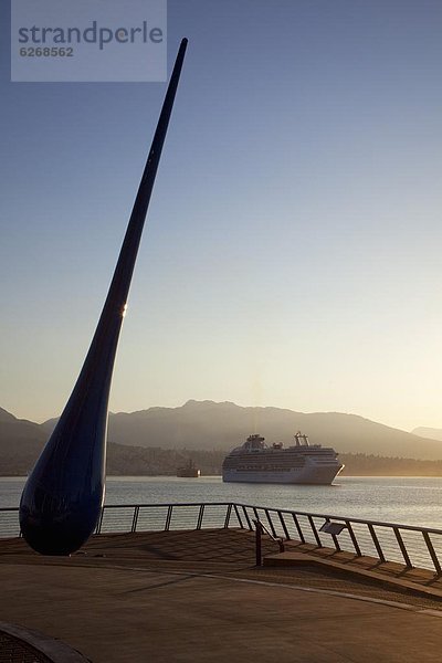 nahe  Skulptur  Morgen  Beleuchtung  Licht  Ufer  Schiff  früh  Nordamerika  Rede  Reden  Kreuzfahrtschiff  Regentropfen  British Columbia  Kanada  Platz  Vancouver