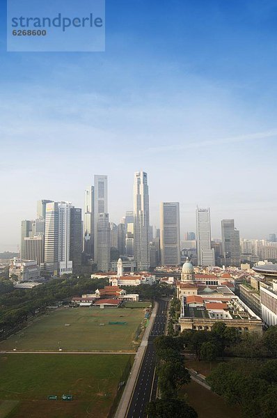 Skyline  Skylines  Morgendämmerung  Großstadt  Fokus auf den Vordergrund  Fokus auf dem Vordergrund  Südostasien  Asien  Ortsteil  Singapur