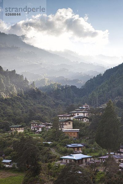 zwischen  inmitten  mitten  Hügel  Stadt  Dorf  Wald  Himalaya  Asien  Bhutan