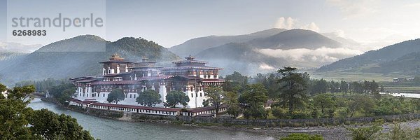 Menschlicher Vater  Dunst  Tal  Morgendämmerung  Fluss  Ansicht  Entdeckung  Himalaya  Mutter - Mensch  Asien  Bhutan  Dzong  Punakha