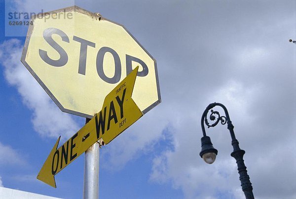 Vereinigte Staaten von Amerika  USA  Fernverkehrsstraße  Zeichen  Ende  1  Stoppschild  Signal  einstellen  Weg