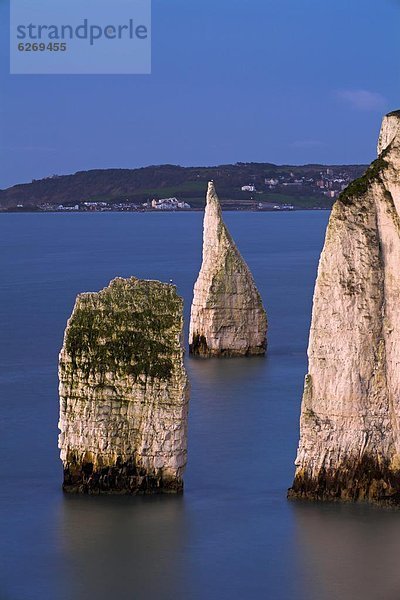 Stapel  nebeneinander  neben  Seite an Seite  Europa  Großbritannien  Meer  Wahrzeichen  Hintergrund  Ansicht  Swanage  UNESCO-Welterbe  Berggipfel  Gipfel  Spitze  Spitzen  Kreide  Dorset  England