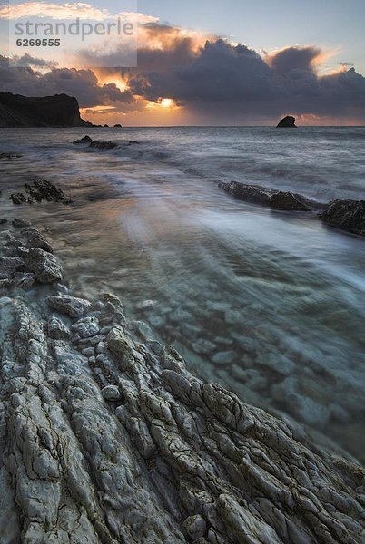 Wasserrand  Europa  Mann  Felsen  Großbritannien  Sonnenaufgang  Gezeiten  Krieg  Flut  UNESCO-Welterbe  Bucht  Dorset  England