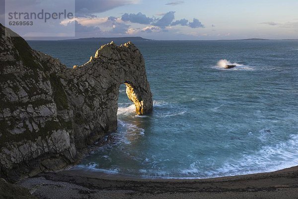 Europa Morgen Großbritannien Tür Torbogen Sonnenlicht UNESCO-Welterbe Dorset England