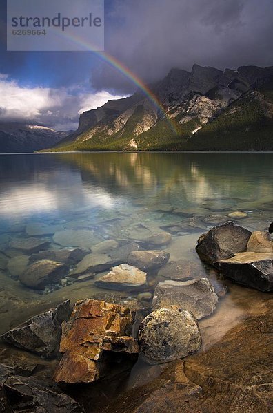 Wasser  über  See  Nordamerika  Banff Nationalpark  Lake Minnewanka  UNESCO-Welterbe  Kanada  Regenbogen