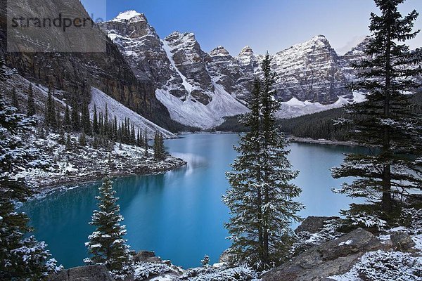 Ruhe  Morgen  See  Nordamerika  über  Felsen  Moräne  Rocky Mountains  Banff Nationalpark  UNESCO-Welterbe  Alberta  Kanada
