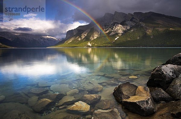 Wasser  über  See  Nordamerika  Banff Nationalpark  Lake Minnewanka  UNESCO-Welterbe  Alberta  Kanada  Regenbogen