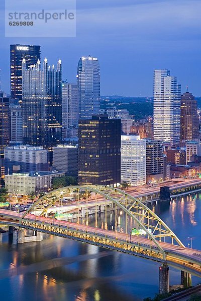 Vereinigte Staaten von Amerika  USA  Skyline  Skylines  über  Brücke  Fluss  Nordamerika  Festung  Pennsylvania  Pittsburgh