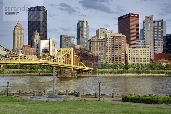 Vereinigte Staaten von Amerika  USA  Straße  Brücke  Fluss  Nordamerika  Pennsylvania  Pittsburgh