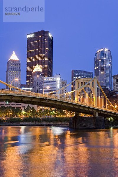Vereinigte Staaten von Amerika  USA  über  Straße  Brücke  Fluss  Nordamerika  Pennsylvania  Pittsburgh