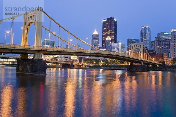 Vereinigte Staaten von Amerika  USA  über  Straße  Brücke  Fluss  Nordamerika  Pennsylvania  Pittsburgh