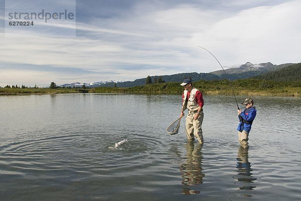 Vereinigte Staaten von Amerika  USA  Junge - Person  fangen  Nordamerika  Silber  Lachs  Silberlachs  Oncorhynchus kisutch  Alaska  Hilfe