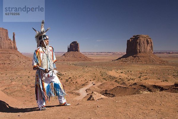 Vereinigte Staaten von Amerika  USA  Mann  Tradition  Kleidung  Nordamerika  Arizona  Spitzkoppe Afrika  Kostüm - Faschingskostüm  Navajo  rechts