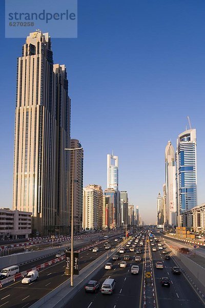 hoch  oben  Vereinigte Arabische Emirate  VAE  Gebäude  aufwärts  Fernverkehrsstraße  vorwärts  Naher Osten  Dubai  neu  Straßenverkehr