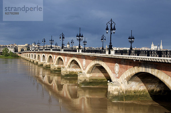 Pont de Pierre  Brücke über die Garonne  Bordeaux  Aquitanien  Frankreich  Europa
