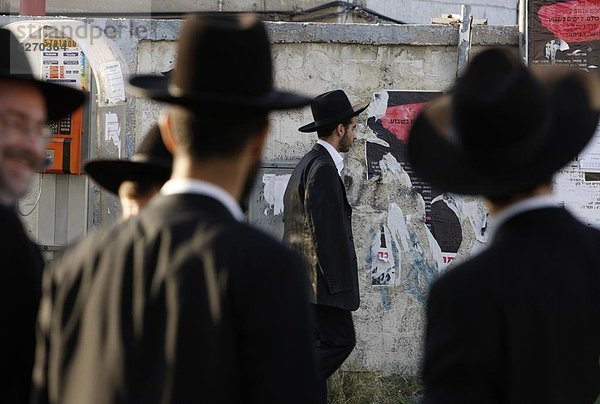 Orthodoxe Juden in Bnei Brak  Israel  Naher Osten
