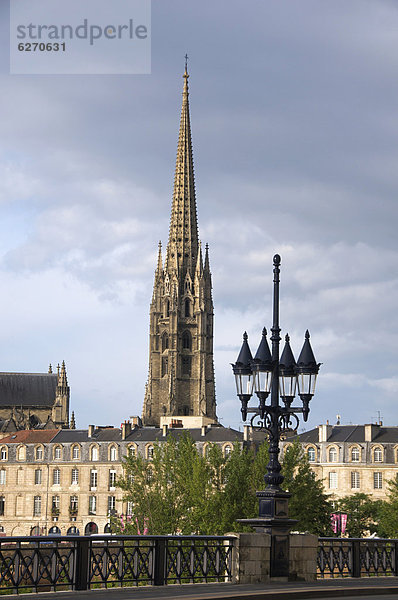 Alte Brücke Pont de Pierre  mit Turm der Kirche Eglise Saint Michel  Bordeaux  Aquitanien  Gironde  Frankreich  Europa