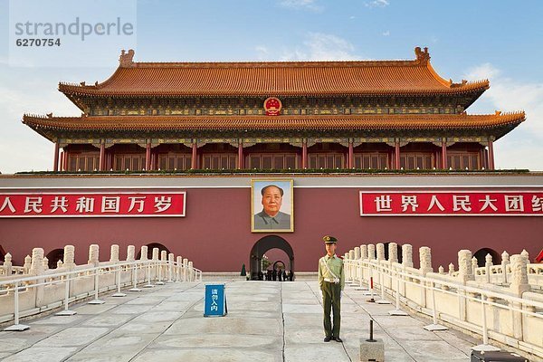 Außenaufnahme  Portrait  Soldat  Peking  Hauptstadt  China  Richter  Asien  Tor des Himmlischen Friedens