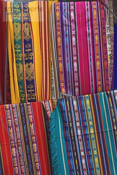 Lifestyle  bunt  Stoff  verkaufen  Ländliches Motiv  ländliche Motive  Ethnisches Erscheinungsbild  Ecuador  Südamerika