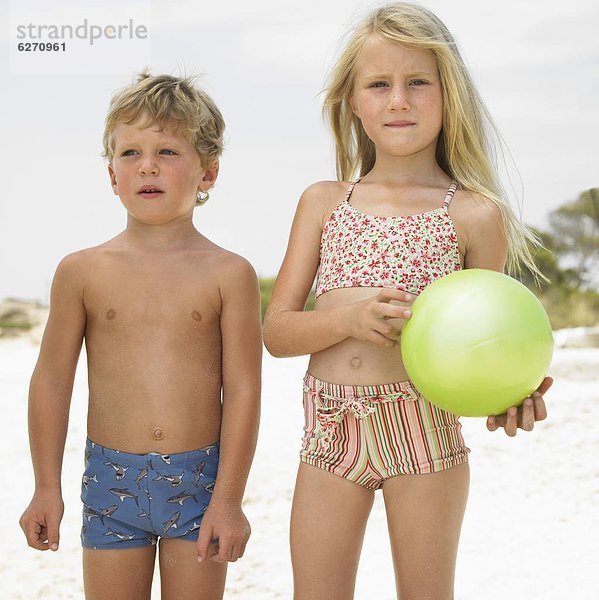 Strand  Junge - Person  Ball Spielzeug  Mädchen  spielen