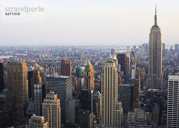 Vereinigte Staaten von Amerika  USA  Stadtansicht  Stadtansichten  New York City  Beleuchtung  Licht  Gebäude  spät  Nordamerika  Nachmittag  Manhattan