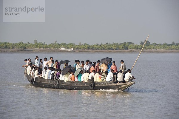 Mensch Menschen klein Menschenmenge Boot bevölkert