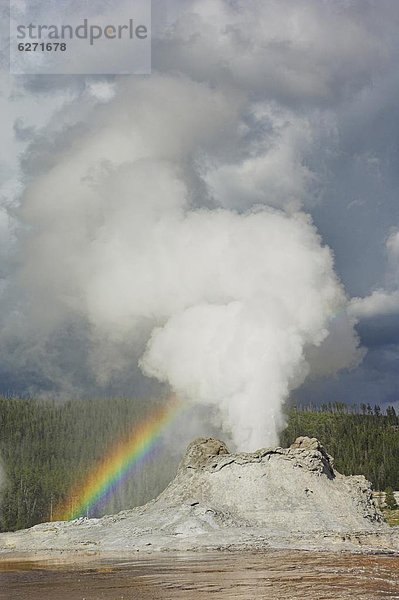 Vereinigte Staaten von Amerika  USA  Palast  Schloß  Schlösser  Spritzer  Vulkanausbruch  Ausbruch  Eruption  Geysir  Nordamerika  UNESCO-Welterbe  Regenbogen  Wyoming