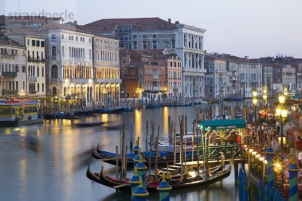 Europa  Ehrfurcht  Ansicht  vorwärts  Rialtobrücke  UNESCO-Welterbe  Venetien  Abenddämmerung  Italien  San Polo  Venedig