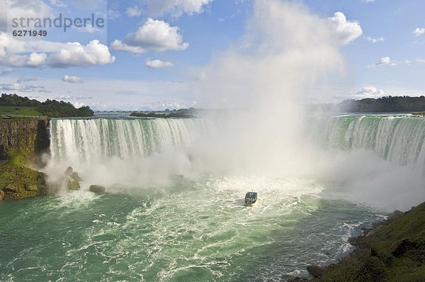 Mädchen von den Mist Informationsschalter Ausflugsboot unter dem Wasserfall Horseshoe Falls in Niagara Falls  Ontario  Kanada  Nordamerika