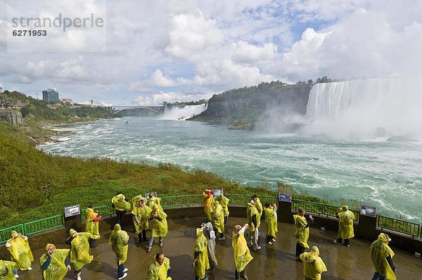Regenmantel  Reise  Spritzer  gelb  unterhalb  Tagesausflug  Tourist  Nordamerika  Wasserfall  Niagarafälle  Größe  Horseshoe Falls  multitasking  Kanada  Ontario