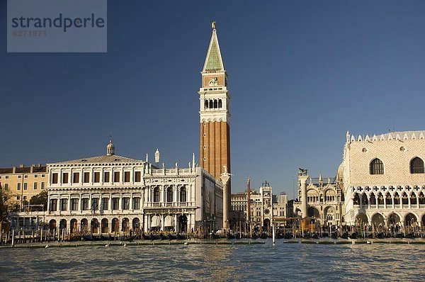 Europa  Palast  Schloß  Schlösser  Ansicht  Vaporetto  Kirchturm  Platz  UNESCO-Welterbe  Venetien  Dogenpalast  Italien  Venedig