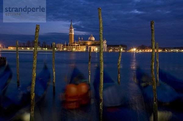 hinter  Europa  Gondel  Gondola  UNESCO-Welterbe  Venetien  Langensee  Lago Maggiore  Abenddämmerung  Italien  Lagune  Venedig