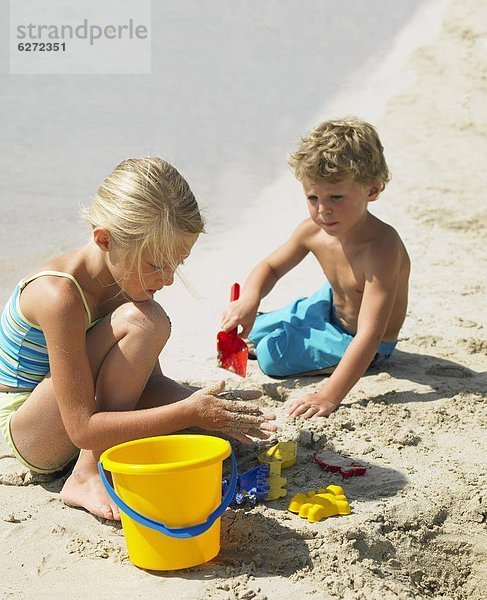 Strand  Junge - Person  Produktion  Sandburg  Mädchen