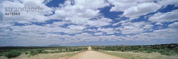 Windhuk  Windhoek  Hauptstadt  nahe  klar  schneiden  Fernverkehrsstraße  gerade  Kies  Namibia  Wiese