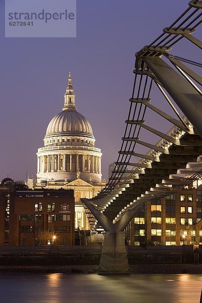 Millennium Bridge und St. Pauls Kathedrale  beleuchtet in der Dämmerung  London  England  Großbritannien  Europa