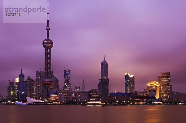 Lujiazui Finanz- und Handelszentrum Zone  mit Oriental Pearl Tower und Huangpu-Fluss  Pudong New Area  Shanghai  China  Asien