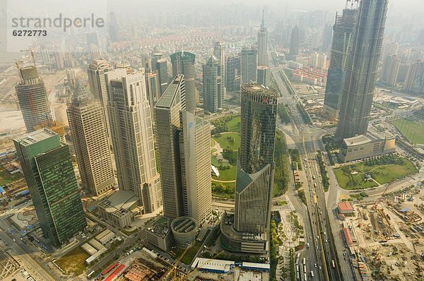 Luftbild vom Oriental Pearl Tower Lujiazui Finanz- und Trade Zone  Shanghai  China  Asien