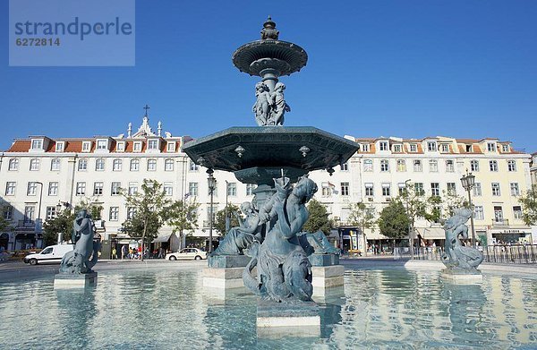 Lissabon  Hauptstadt  Springbrunnen  Brunnen  Fontäne  Fontänen  Europa  Eleganz  Gebäude  Infusion  Quadrat  Quadrate  quadratisch  quadratisches  quadratischer  Statue  Zierbrunnen  Brunnen  Portugal  Rossio  Praça de D. Pedro IV