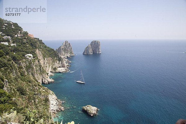 Felsbrocken  Europa  Küste  Wahrzeichen  Boden  Fußboden  Fußböden  Insel  Golf von Neapel  Capri  Faraglioni  Italien  Linie
