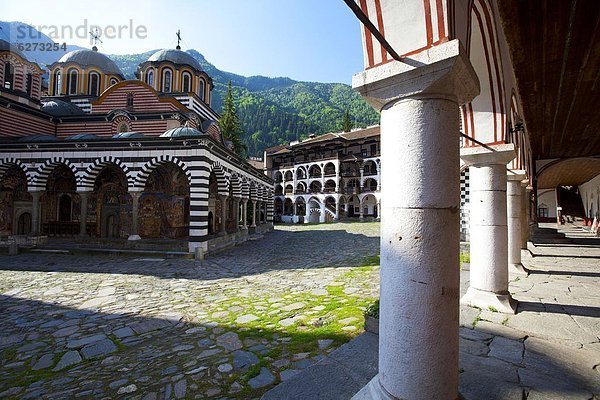 Europa  Kirche  UNESCO-Welterbe  Krippenfigur  Bulgarien  Innenhof  Hof